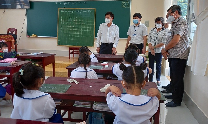 Lãnh đạo UBND tỉnh, Sở GD&ĐT Tiền Giang thăm trường lớp khi trở lại học trực tiếp. 