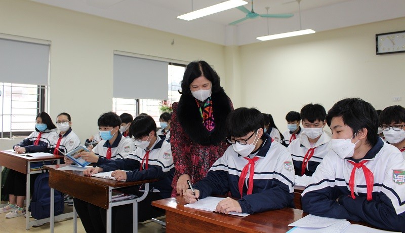 Cô Nguyễn Thị Hải Yến hướng dẫn bài tập cho học sinh trong buổi đi kiểm tra đầu năm.  