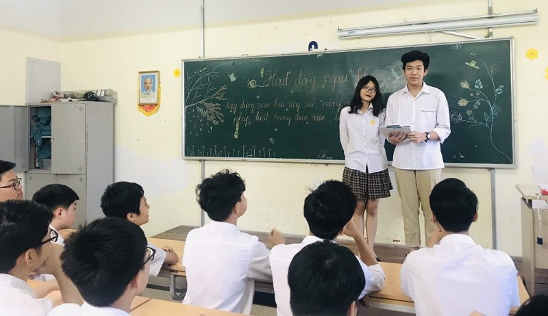 Lồng ghép kỹ năng ứng xử văn hóa vào tiết học tại Trường THPT Huỳnh Thúc Kháng, Hà Nội.