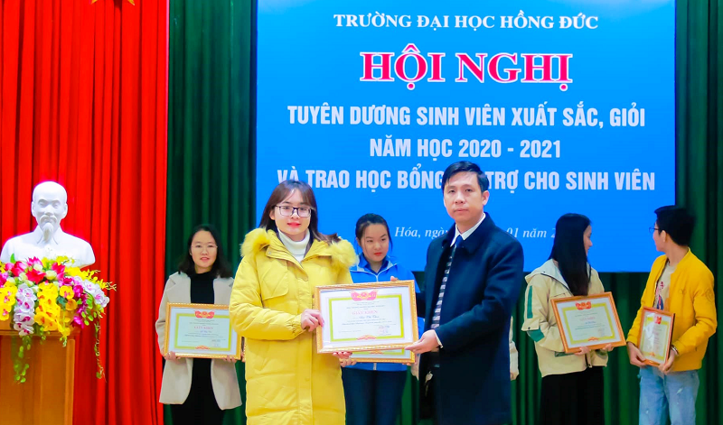 Với những nỗ lực, Thoa vinh dự nhận danh hiệu sinh viên xuất sắc, năm học 2020 – 2021 của Trường Đại học Hồng Đức.