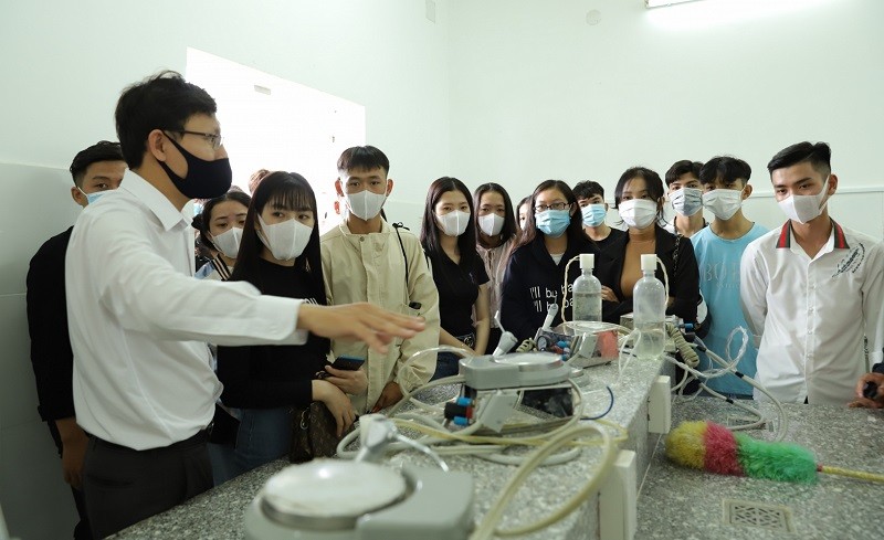Học sinh tham quan Phòng thí nghiệm Trường ĐH Trà Vinh.