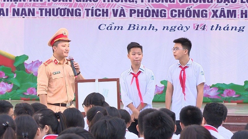 Học sinh THCS Chu Văn An, TP Cẩm Phả, tỉnh Quảng Ninh tìm hiểu về Luật Giao thông đường bộ, đường sắt.