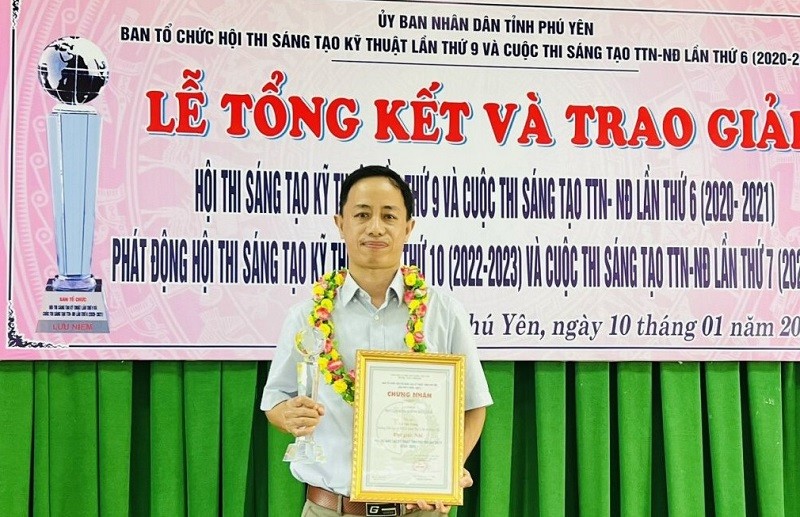 Thầy Lê Văn Trung – giáo viên Trường Tiểu học và THCS xã Xuân Thọ 2, TX Sông Cầu, tỉnh Phú Yên nhận giải sáng chế.