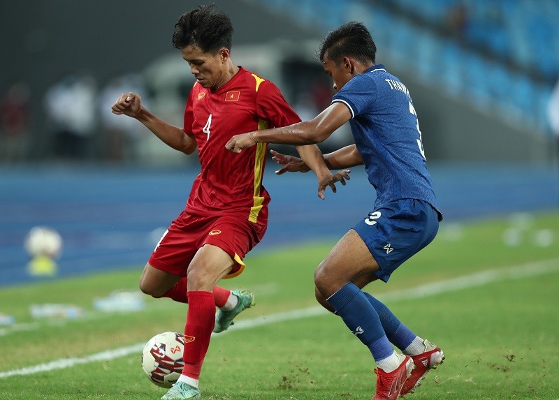 Trần Bảo Toàn (bên trái) ghi bàn vào lưới U23 Thái Lan trong trận chung kết U23 Đông Nam Á 2022.