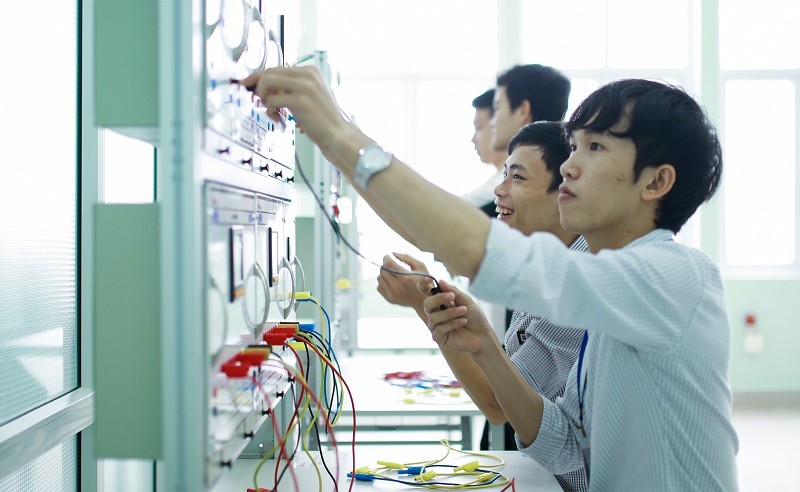Sinh viên phân hiệu Đại học Huế tại tỉnh Quảng Trị trong giờ thực hành kỹ thuật công nghệ điện. 