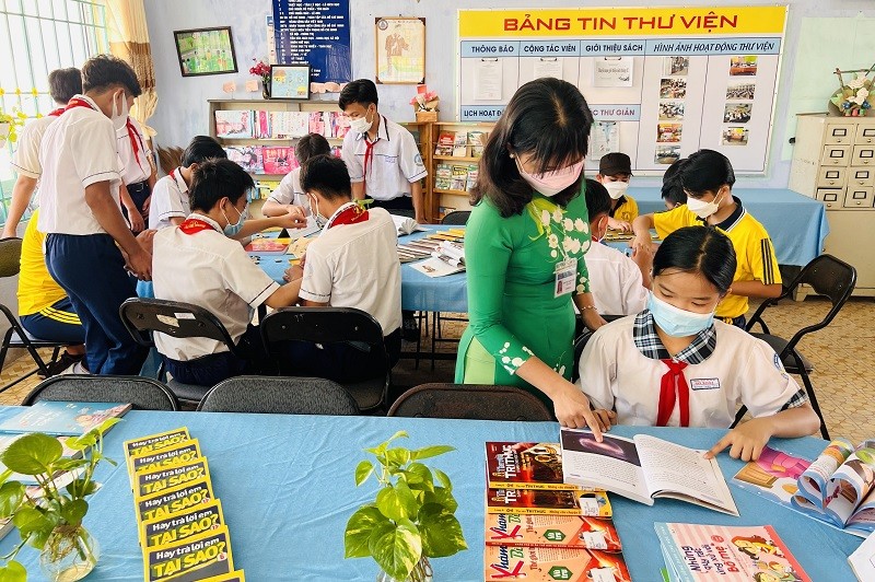 Học sinh Trường THCS Gò Xoài đọc sách tại thư viện của trường.