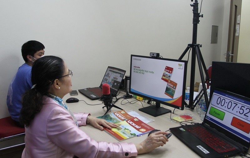 Tác giả sách Lịch sử lớp 10 của Chương trình giáo dục phổ thông mới giới thiệu sách tới các giáo viên trên địa bàn thành phố Hà Nội.