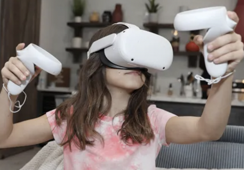 Đeo kính VR, học sinh có thể tham dự các tiết học ảo.

