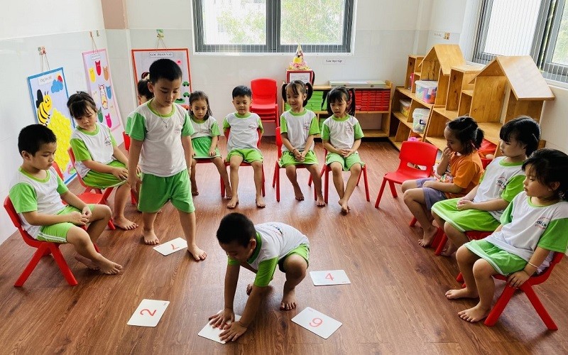 Trẻ 5 tuổi tại Trường Mầm non Thiên Ân tham gia hoạt động trò chơi nhận biết các con số.  