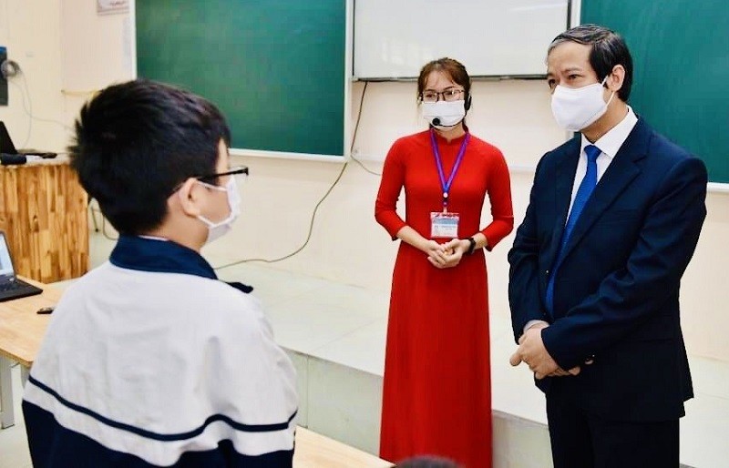 Cô Hoàng Thị Vân vinh dự cùng học sinh đón Bộ trưởng Bộ GD&ĐT Nguyễn Kim Sơn về thăm, kiểm tra tại Trường THCS Thân Nhân Trung.