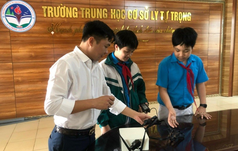 Thầy giáo hướng dẫn Vũ Huy Hòa cùng 2 học sinh tham gia dự án. Ảnh:NTCC