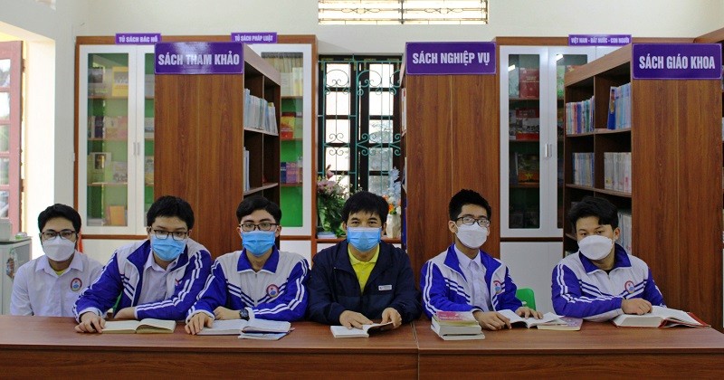 Thầy Tài và nhóm học sinh 
tham gia hai mô hình tại thư viện Trường THPT Lương Đắc Bằng.