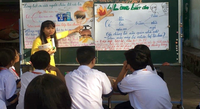 Cô Nguyễn Như Thủy trong một tiết dạy theo sáng kiến “Giải pháp tạo hứng thú cho học sinh lớp 9 trong tiết học văn bản qua hoạt động khởi động”. Ảnh: NVCC