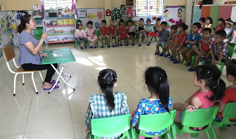 Nỗ lực nâng cao chất lượng nuôi dạy trẻ (giờ học của trẻ Trường Mầm non Hồng Ca). Ảnh: TG 