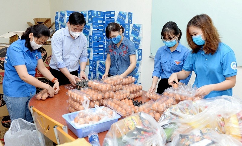Trường ĐH Kinh tế Quốc dân hỗ trợ nhu yếu phẩm cho sinh viên ở trọ tại Hà Nội. Ảnh: NEU