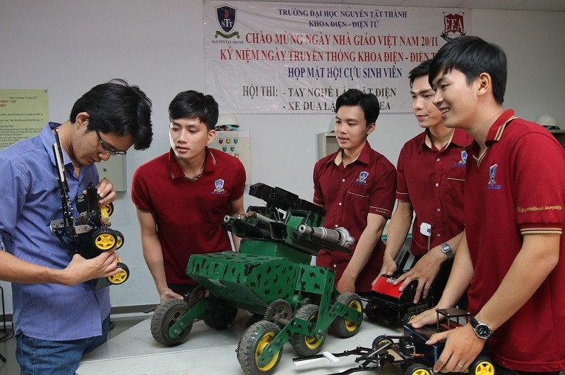 Sinh viên Trường ĐH Nguyễn Tất Thành trong một giờ thực hành.