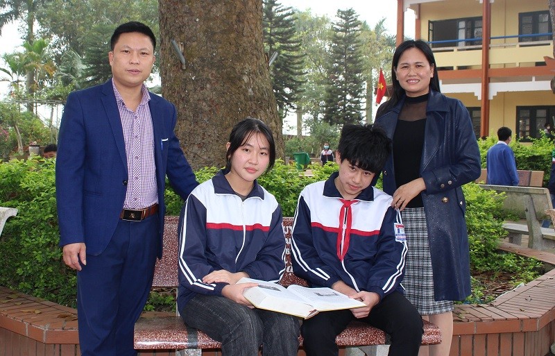 Thầy Nguyễn Tiến Thi và cô Nguyễn Thị Thêm chia vui với 2 học trò đoạt giải Nhất (Ngô Thị Hoài Thanh và Tạ Công Tôn).