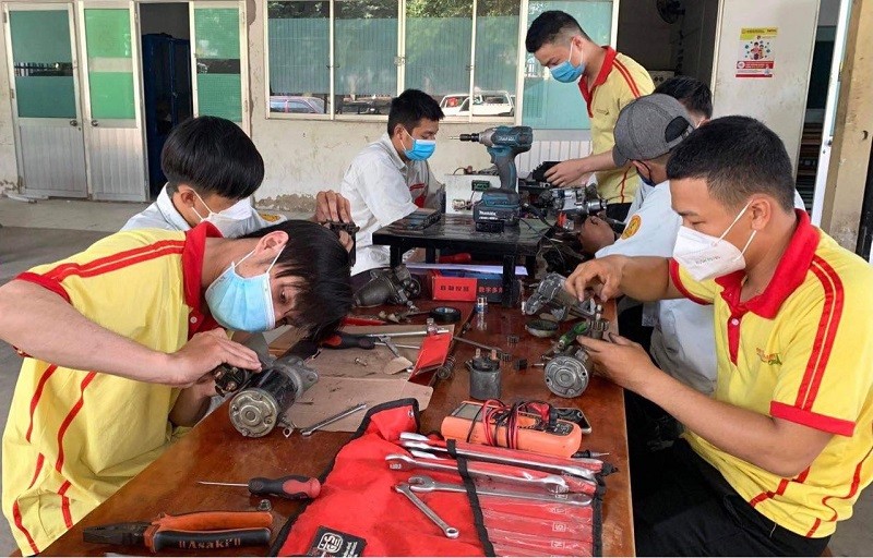 Học sinh học nghề sửa chữa ô tô ở Trường Trung cấp Đại Việt TPHCM.