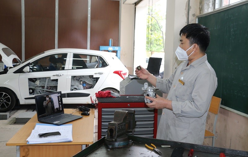 Tiết dạy thực hành trực tuyến của thầy Phạm Xuân Công – Khoa Công nghệ ô tô, Trường Cao đẳng Kỹ thuật Công nghiệp Việt Nam – Hàn Quốc.