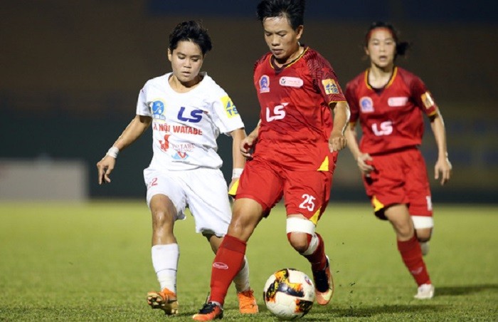 Hậu vệ Mỹ Anh (số 25) trong màu áo Câu lạc bộ nữ Thành phố Hồ Chí Minh. 