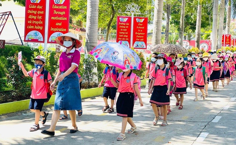 Trường Tiểu học Bắc Cường (TP Lào Cai, Lào Cai) phân luồng giờ đón học sinh. Ảnh: NTCC
