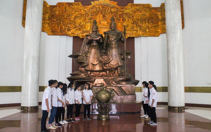 Học sinh Trường THPT chuyên Hùng Vương trong buổi ngoại khóa tìm hiểu truyền thuyết và Tín ngưỡng thờ cúng Vua Hùng tại Bảo tàng Hùng Vương, thành phố Việt Trì, Phú Thọ. Ảnh: NTCC
