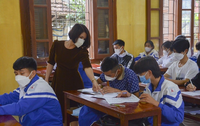 Cô Phạm Thị Huyền (Trường THPT Thanh Chăn) thường xuyên trao đổi để kịp thời nắm bắt, ổn định tâm lý cho học sinh.