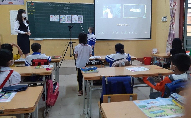 Trường Tiểu học thị trấn Hương Sơn (huyện Phú Bình, Thái Nguyên) ứng dụng CNTT để học sinh diện F0, F1 nghỉ cách ly vẫn được học song song với các bạn trên lớp (ảnh trái). Ảnh: NTCC