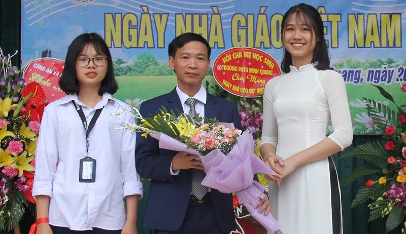 Thầy Nguyễn Duy Bỉnh nhận hoa chúc mừng nhân Ngày Nhà giáo Việt Nam.