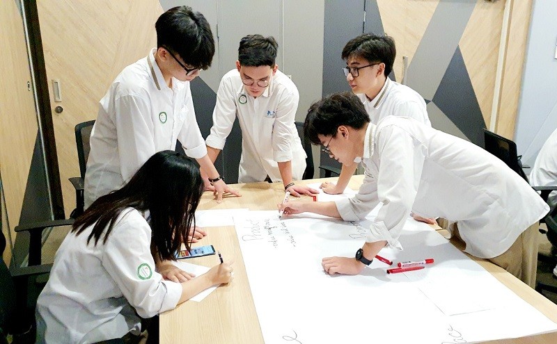 Học sinh Trường THPT Ban Mai - Hà Đông (Hà Nội) thực hiện nhiệm vụ học tập theo nhóm.