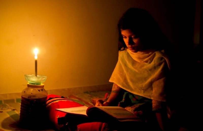 Học sinh Sri Lanka học với nến vì mất điện.