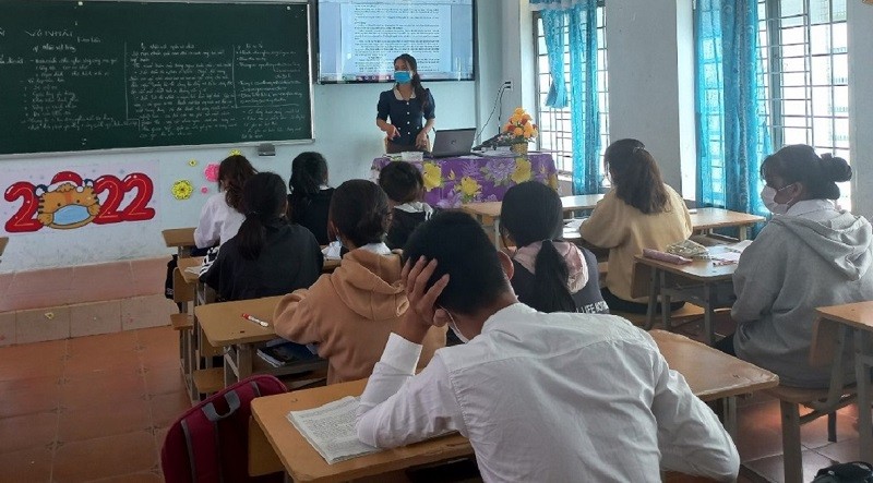 Giáo viên Trường THPT Lương Thế Vinh (Kon Tum) gấp rút ôn tập cho học sinh.