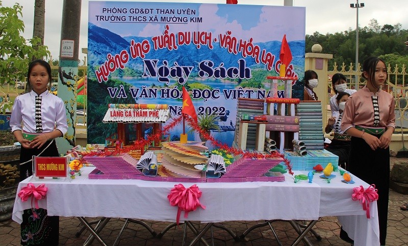 Học sinh Trường THCS Mường Kim, huyện Than Uyên tham gia Hội thi xếp sách nghệ thuật.