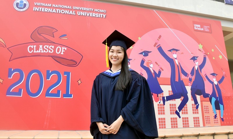 Niềm vui của Lê Phạm Nguyệt Thương trong ngày tốt nghiệp khi nhận cùng lúc 2 bằng ĐH tại Trường ĐH Quốc tế - ĐHQG TPHCM.