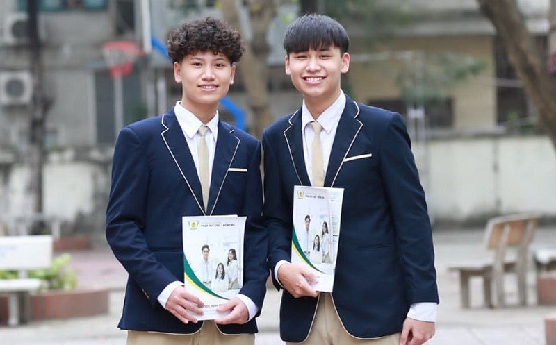 Phạm Nguyễn Quang Huy (phải) và Phạm Nguyễn Gia Bảo (trái), hai anh em ruột cùng đoạt giải Nhất cuộc thi khoa học kỹ thuật cấp quốc gia.