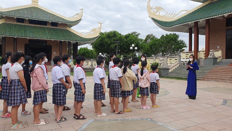 Học sinh Trường Tiểu học An Thới 2 (quận Bình Thủy, TP Cần Thơ) trải nghiệm tại Khu tưởng niệm Thủ khoa Bùi Hữu Nghĩa.