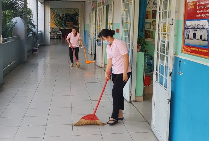 Việc vệ sinh khuôn viên trường học để phòng chống các loài muỗi, côn trùng ẩn náu luôn được các cơ sở giáo dục chú trọng.