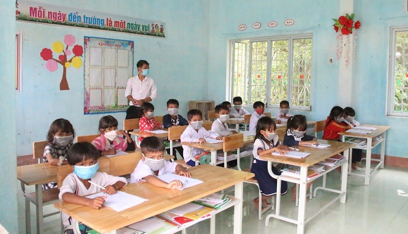 Thông qua giờ học trên lớp giáo viên Trường PTDT bán trú 
Tiểu học Đăk Nên hướng dẫn học sinh ứng phó với động đất.