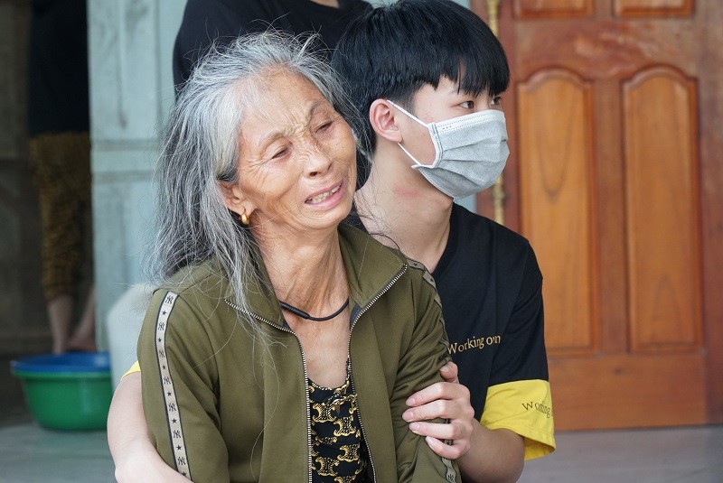 Bà em Quỳnh Trang khóc nghẹn đầu bạc tiễn tóc xanh.
