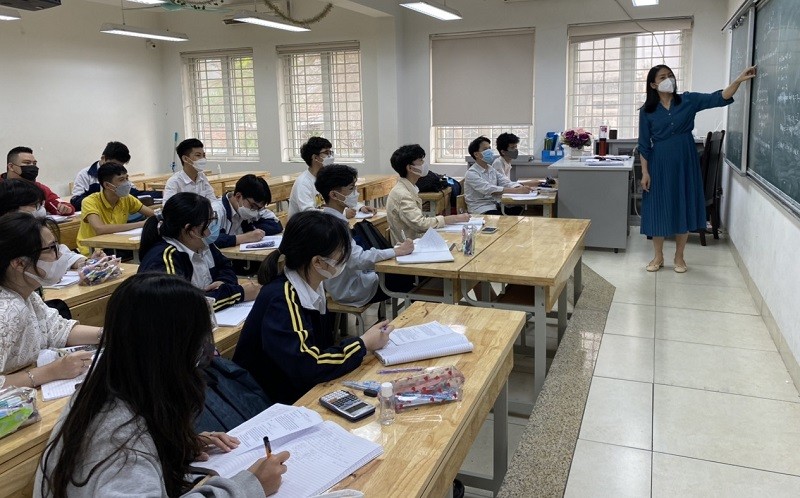 Cô Nguyễn Hòa Hảo luôn cân bằng thời gian trên lớp để vừa giảng dạy môn Toán cho các em khác, vừa trao đổi thêm ngoài giờ với Nhật Nguyên.
