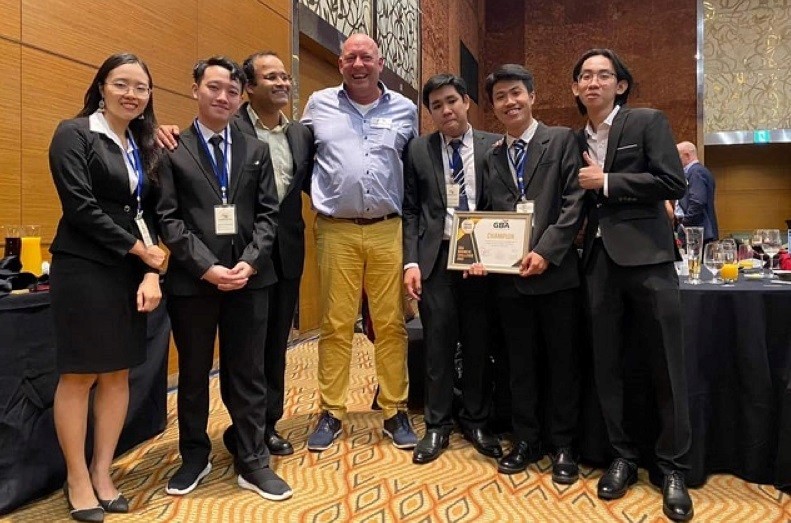 Nhóm sinh viên Trường ĐH Kinh tế và ĐH Sư phạm, ĐH Đà Nẵng giành quán quân cuộc thi khởi nghiệp GBA Business Challenge 2021, được tổ chức bởi Cơ quan Trao đổi Hàn lâm Đức DAAD và Hiệp hội doanh nghiệp Đức tại Việt Nam. 