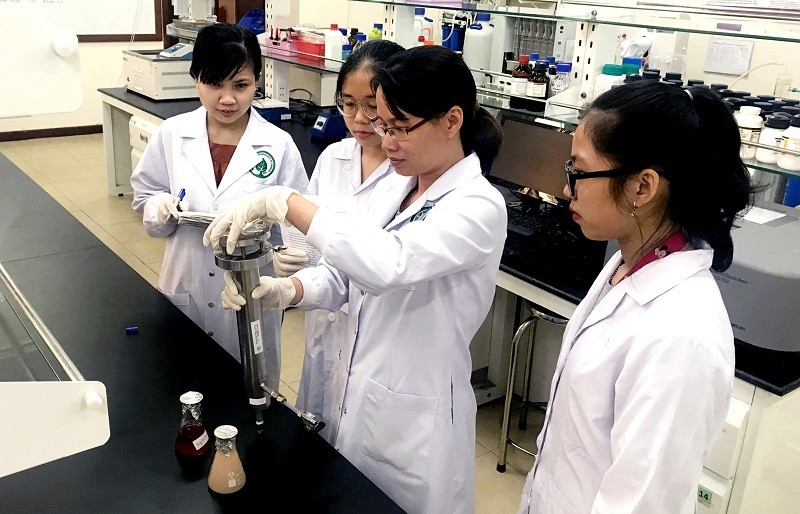 TS Lê Ngọc Liễu (thứ 2 từ phải sang) hướng dẫn sinh viên Trường ĐH Quốc tế - ĐHQG TPHCM nghiên cứu khoa học.