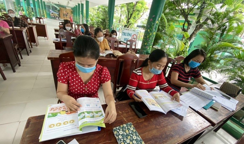 Giáo viên Trường Tiểu học Núi Thành (quận Hải Châu, TP Đà Nẵng) tham gia thẩm định, đề xuất lựa chọn sách giáo khoa ở cấp trường. 