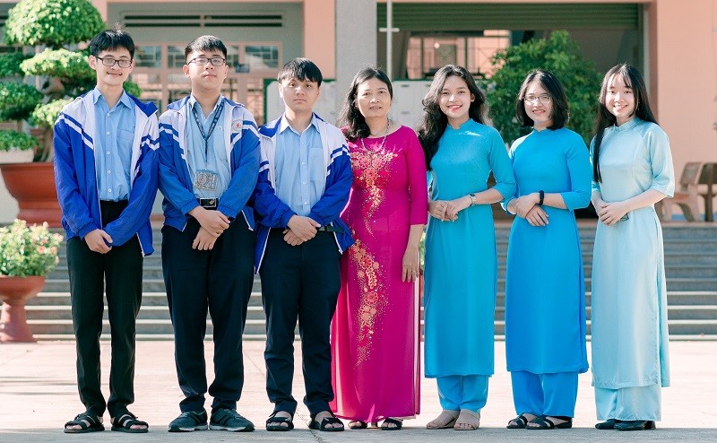 Cô Quảng Thị Kiệp (đứng giữa) cùng đội tuyển học sinh giỏi quốc gia môn Sinh học của trường. Ảnh: NVCC