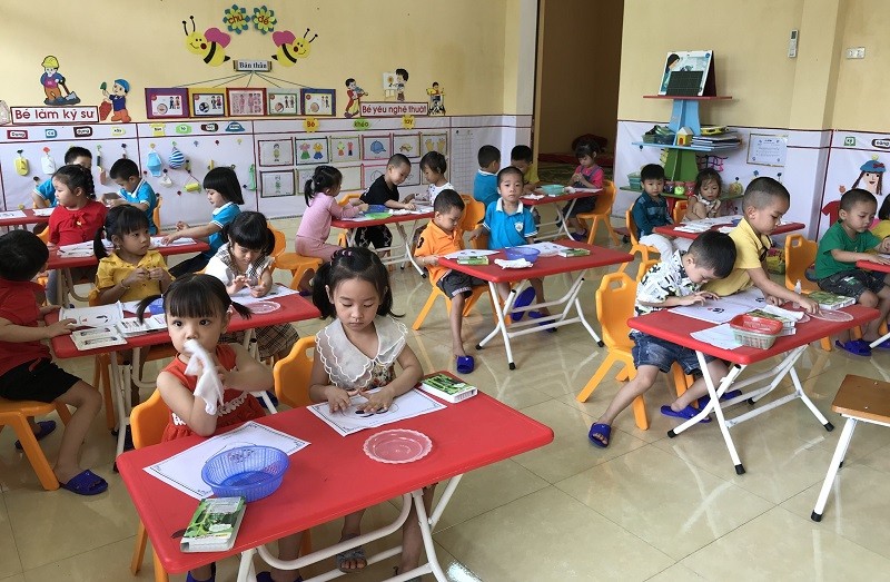 Trẻ mầm non 5 tuổi ở Trường Mầm non Yên Ninh, TP Yên Bái làm quen với chữ cái. (Ảnh chụp thời điểm chưa giãn cách vì dịch Covid-19)