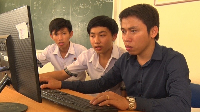 Thầy Lê Thanh Liêm, giáo viên Trường Phổ thông Dân tộc Nội trú Him Lam (Hậu Giang) cùng học trò. 	Ảnh: NVCC