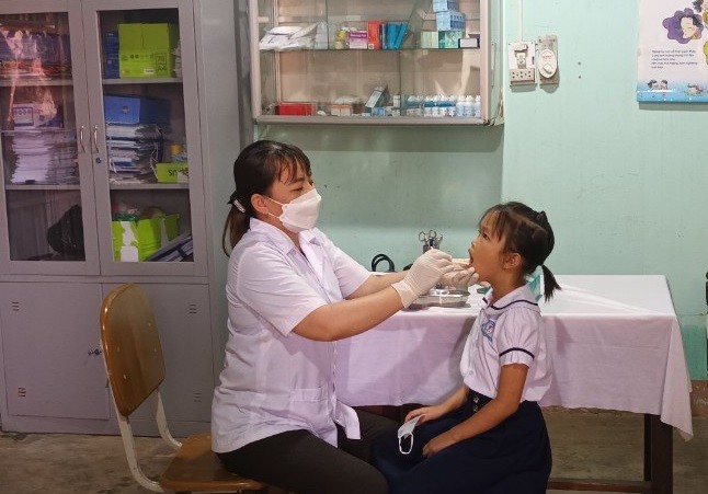 Chăm sóc sức khỏe cho học sinh tại Trường Tiểu học Lê Lợi.