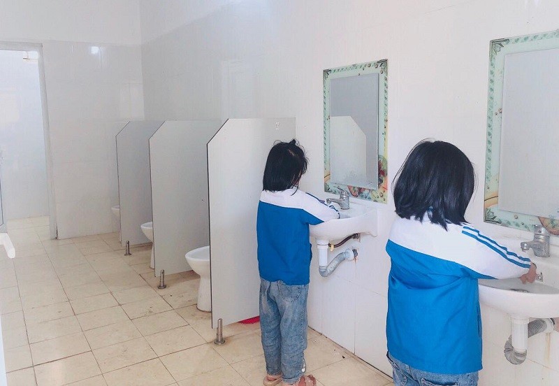 Tại Trường Tiểu học Khánh Nhạc B (Yên Khánh, Ninh Bình), học sinh được tham gia vệ sinh và giáo dục ý thức sử dụng. Ảnh: NTCC