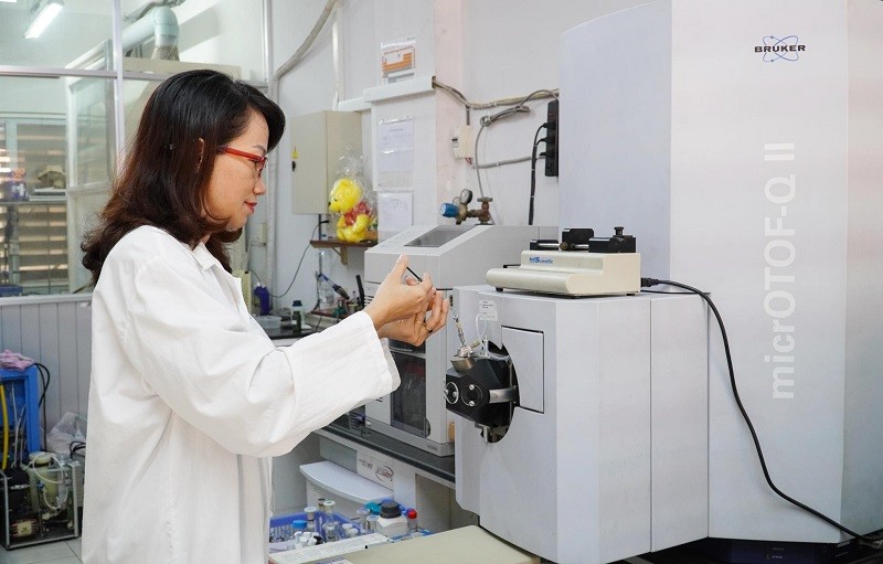 GS Nguyễn Thị Thanh Mai đang làm việc trong phòng thí nghiệm.