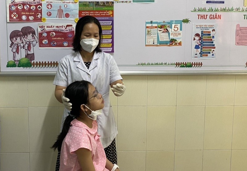 Nhân viên y tế Trường Tiểu học Lê Văn Việt luôn nỗ lực đảm bảo sức khỏe cho học sinh khi học tập tại trường.